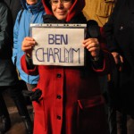 Eine Demo Teilnehmerin mit der türkischen Version von "Je suis Charlie"